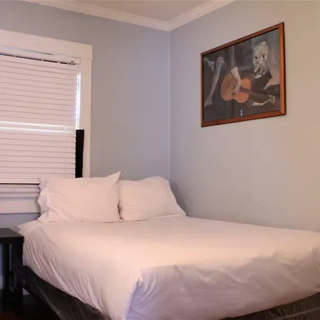 Comfortable 2 Bedroom 1 Bathroom House-2