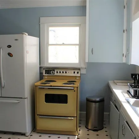 Comfortable 2 Bedroom 1 Bathroom House-3