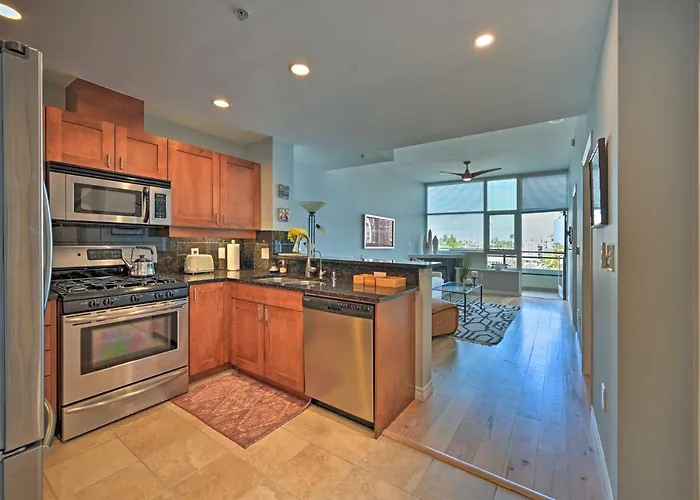 Welcoming San Diego Retreat With Balcony!