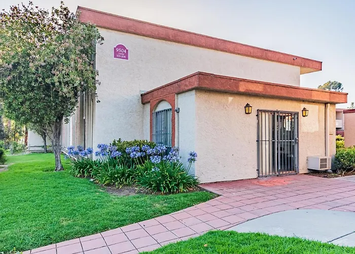Entire Modern 2-Bedroom Condo With Free Pool & Parking, Available Now! San Diego